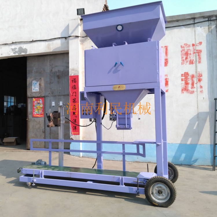 河南修武縣利民機(jī)械有限公司生產(chǎn)化工包裝秤，顆粒包裝秤，化工顆粒包裝秤，化工包裝稱，化工定量稱，化工自動(dòng)包裝秤0391-7711188